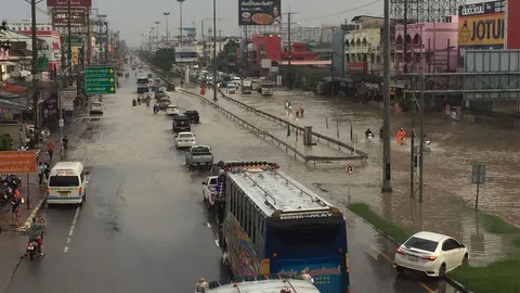 ท่วมซ้ำซาก! ฝนกระหน่ำพัทยา น้ำขังรอระบายที่เดิมๆ ทำรถติดยาวนาน