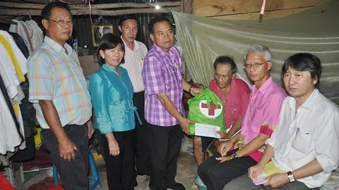 ผู้ว่าฯ กำแพงเพชร เยี่ยม 'ลุงเยื้อน' มอบเงินช่วยเหลือ-ซ่อมบ้านให้