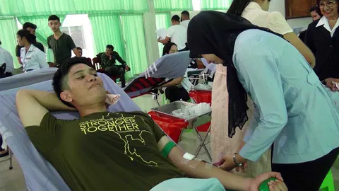 ทหารปืนใหญ่บริจาคโลหิต เพื่อถวายเป็นพระราชกุศลในหลวง-พระราชินี