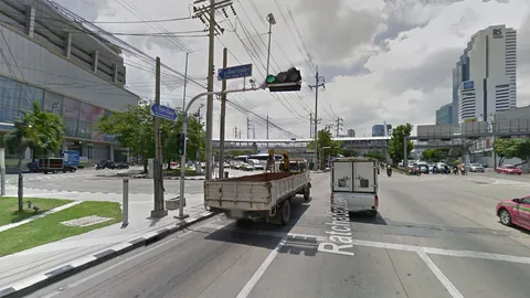 ย้ายเสาไฟเทียมร่วมมิตร ตำรวจเดินหน้าเพิ่มช่องจราจร-คราวนี้หารือการไฟฟ้าฯ