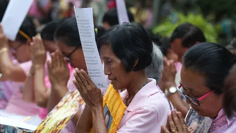 พสกนิกรเป็นห่วง 'ในหลวง' พร้อมใจอธิษฐาน ขอให้ทรงหายจากอาการประชวร