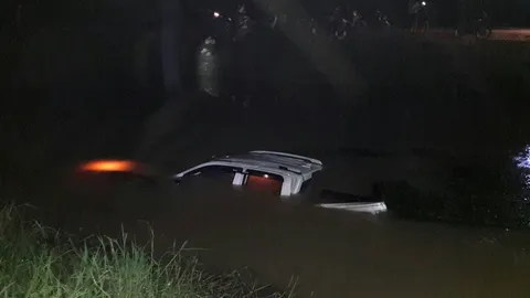 รถพ่วงตีนผีหนี ตร. ชนรถปิกอัพตกคลอง พ่อ-ลูกชาย 3 ขวบ จมน้ำหวิดดับ 