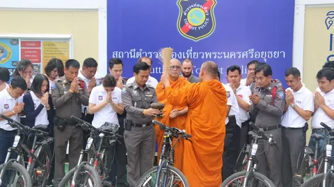 ฮือฮา! พระอาจารย์แดง เกจิดัง มอบของขลัง หนุนลาภยศ ตร.ท่องเที่ยวอยุธยาฯ