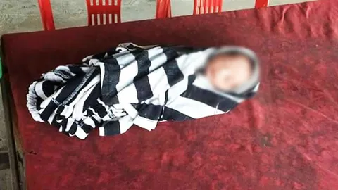 ด.ญ.แรกเกิดน่ารักน่าชัง ห่อผ้าวางทิ้งบนโต๊ะร้านคาราโอเกะ สันกำแพง 