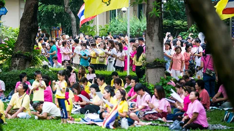 ประชาชนทยอยปักหลัก รพ.ศิริราช ติดตามพระอาการในหลวง