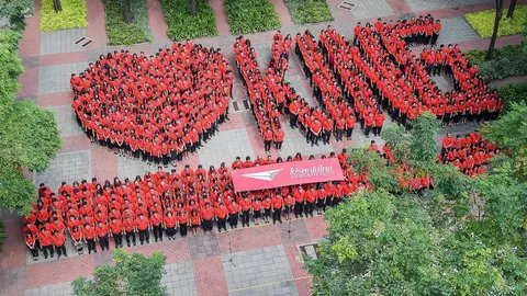 ‘คนไปรษณีย์ไทย’ รวมพลังใจแปรอักษรถวายพระพรแด่ในหลวง