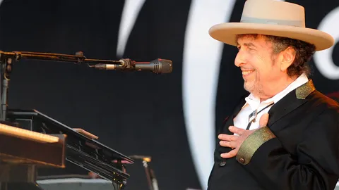 แฟนเพลงรุ่นเก๋า ปลื้ม! บ็อบ ดีแลน คว้าโนเบล วรรณกรรม ปี 2016 