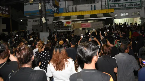 พลังรักพ่อ! นับพันร้องตร.ภูเก็ตลากตัวหนุ่มโพสต์เข้าข่ายผิด ม.112