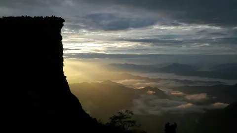 ภูชี้ฟ้าหนาวเย็น หมอกคลุมยอดดอย นทท.แห่สัมผัสอากาศดีส่งท้ายปีเก่า