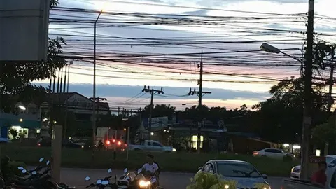 ตะลึง!! ท้องฟ้าเมืองสุราษฎร์ยามเย็น เรียงเป็นชั้นสีคล้ายธงชาติไทย