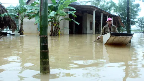 น้ำท่วมเวียดนาม 4 จังหวัดดับแล้ว 11 ราย รอรับพายุ ‘ซาเระกา’