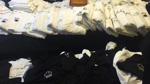 เสื้อดำไม่แพง ที่ไหนดี? สำรวจ 5 แหล่งขายชุดไว้ทุกข์ ราคาสบายกระเป๋า!