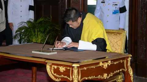 กษัตริย์ 'จิกมี-พระราชินี' ถวายสักการะ พระบรมศพ ในหลวง รัชกาลที่ 9