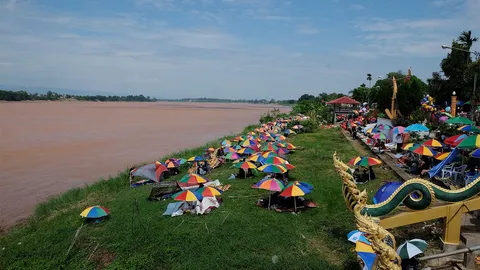 นักท่องเที่ยวสวมชุดดำ จับจองพื้นที่ชมบั้งไฟพญานาค คืนนี้ที่หนองคาย