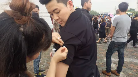 จิตอาสา นำเข็มกลัดริบบิ้นสีดำ มาแจกฟรี กว่า 200 ชิ้น