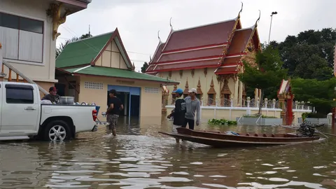 เมืองปทุมฯ น้ำท่วมหลายจุด ชาวบ้านไม่หวั่น ลุยน้ำเข้าวัดทำบุญออกพรรษา