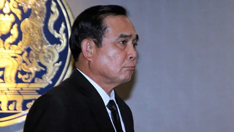 นายกฯ เข้าทำเนียบฯ-สลน.เปิดให้ สื่อ-ขรก. แสดงความอาลัย 'ในหลวง ร.9'