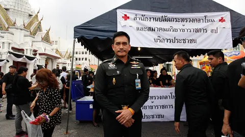 ผู้พันเบิร์ด ร่วมกองทัพบกแจกน้ำ ปชช. ขอยึดความเพียรตามพระราชดำรัส