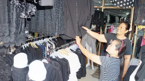 พณ. เตรียมจัดธงฟ้าขายเสื้อดำราคาถูก ขู่ สุ่มตรวจร้านค้าจำหน่ายเกินราคา