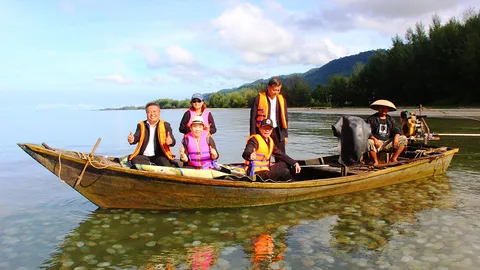 แมงกะพรุนถ้วยหลากสี เริ่มอวดโฉม นทท.ทะเลตราด 