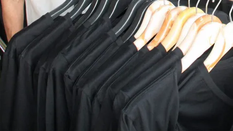 จับจริง ผู้ค้าฉวยโอกาสขึ้นราคาผ้าสีดำ ทำผู้ผลิตเสื้อต้องขายแพง