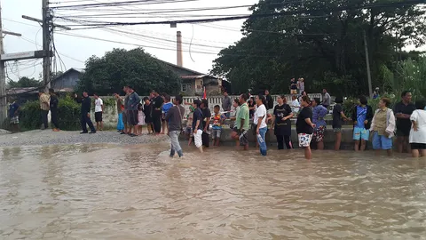 ชาวบ้านลาดยาว โวยจนท.นำหินกั้นมวลน้ำเข้าเขตศก. หวั่นเอ่อท่วมอีกฝั่ง