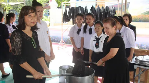 คณะครูอาชีวะเชียงราย นำ นศ. บริการย้อมผ้าดำ แจกริบบิ้นฟรีให้ ปชช.