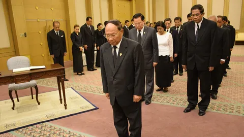 เฮง สัมริน ประธานรัฐสภากัมพูชา ‘เสียใจอย่างที่สุด’ นำคณะ ถวายสักการะ 