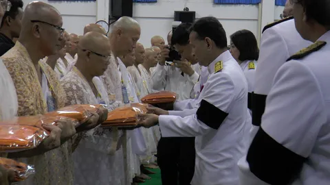 ผวจ.เพชรบุรี นำ ปชช.บวชถวายพระราชกุศลให้ 'ในหลวง รัชกาลที่9'