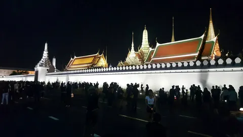 ค่ำคืน ปชช.ยังแน่น แสดงความอาลัย-เช้าตรู่ คนเต็มตลาดโบ๊เบ๊ ซื้อเสื้อดำ