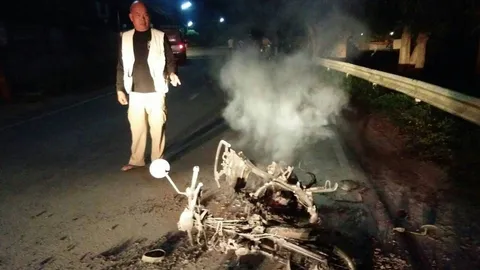 ไฟลุกพึ่บ! สาวลำพูนสุดงง เพลิงไหม้ จยย. ขณะขี่กลับบ้าน วอดเหลือแต่ซาก