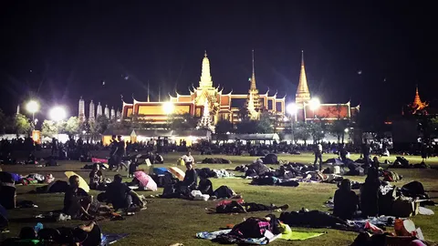 ปักหลักสนามหลวงรอร่วมพระราชพิธีฯ คาดกว่าแสนคนร้องเพลงสรรเสริญพระบารมี