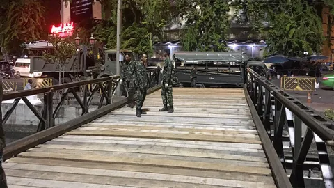 ทหารช่าง สร้างสะพานแบย์ลีข้ามคลองหลอด ให้ประชาชนสัญจรเข้าสนามหลวง