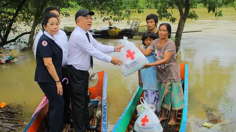 พังงาอ่วม! น้ำท่วมวิกฤติ 4 ชุมชน วัวควายไม่มีหญ้ากิน กาชาดแจกถุงยังชีพ