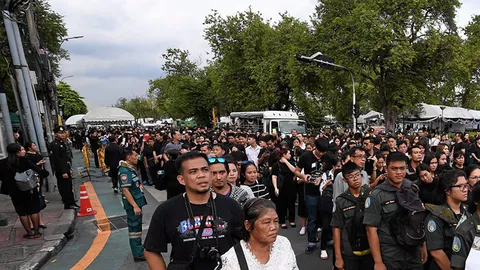 เที่ยงตรง ปิดถนน 24สาย รอบพระบรมมหาราชวัง ปชช.ยังมาถวายสักการะจำนวนมาก