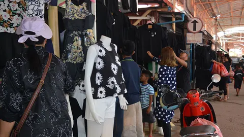 ตลาดโรงเกลือสุดฮอต! นทท.แห่ซื้อเสื้อดำล้นตลาด จนท.ส่งกำลังดูแลเต็มที่