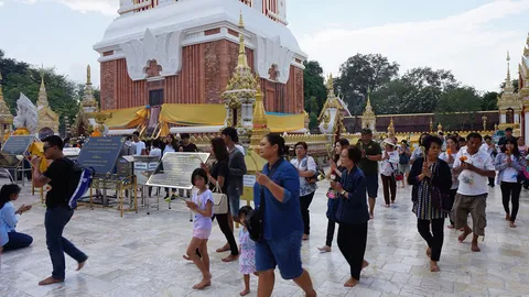 หยุดยาว! วัดพระธาตุพนมคึกคัก ปชช.-นทท. เดินทางทำบุญถวายในหลวง