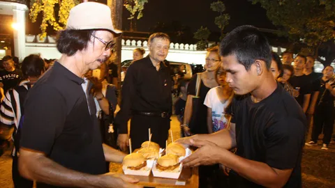 ดาราจิตอาสา!! สมเล็ก-เทพ อนุรัตน์ แจกเบอร์เกอร์ ปชช.รอบพระบรมมหาราชวัง