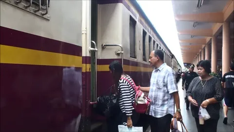 สถานีรถไฟทุ่งสง ปชช.แห่จองตั๋วเต็มทุกขบวน มุ่งหน้าเข้า กทม.