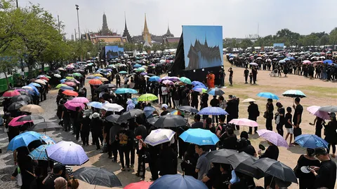 นักศึกษา ‘ต่างชาติ’ ทึ่ง สนใจเรื่องจงรักภักดี ของคนไทยทั่วโลก