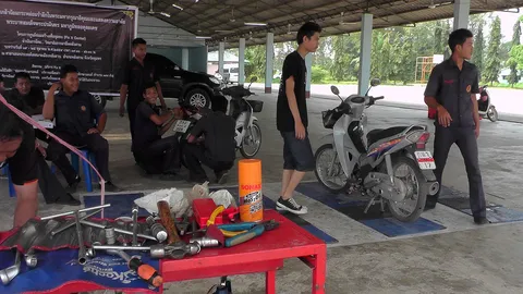 นศ.อาชีวะ ชุมพร ร่วมทำดีเพื่อพ่อ ออกบริการซ่อม จยย.-เครื่องใช้ไฟฟ้าฟรี