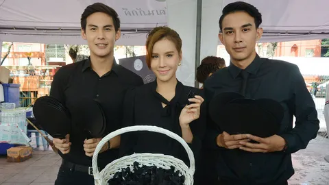 เกี่ยวก้อย ควง 2 พระเอกหนุ่มเป็นจิตอาสา เก็บขยะ แจกพัด-ริบบิ้น
