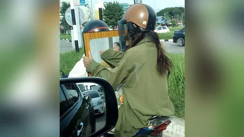 น้ำตาซึม! คลิปสาวซ้อน จยย.ใช้แขนเสื้อเช็ดพระบรมฉายาลักษณ์ 'ในหลวง ร.9’