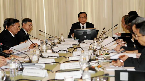 นายกฯ นั่งหัวโต๊ะถก คนร.-พร้อมเตรียมเฝ้าฯ รับเสด็จ 'พระบรมฯ' เย็นนี้