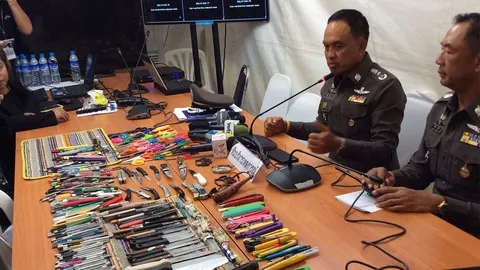 น.1 แถลงยึดอาวุธจุดคัดกรอง ปชช. พบมีด คัตเตอร์ สนับมือกว่า 200 ชิ้น