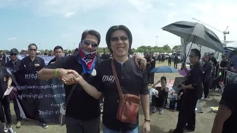 ศิษย์เก่าอาชีวะ จับมือเลิกทะเลาะกัน แสดงความอาลัย 'ในหลวง ร.9' (ชมคลิป)