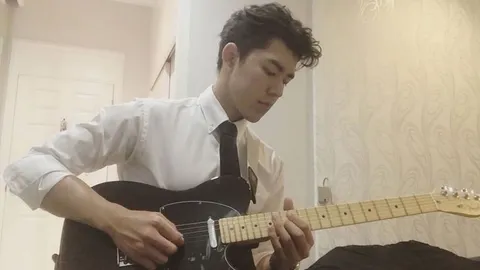 'นาย ณภัทร’ โพสต์ไอจีโชว์เล่นกีตาร์ เพลงพระราชนิพนธ์ ‘ยามเย็น’ (ชมคลิป)