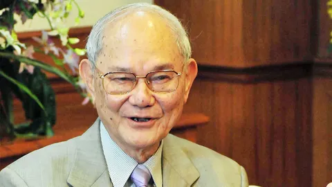 'มีชัย' แจงแนวทางแก้คำปรารภ ใช้จุดไข่ปลาเว้นพระนาม รอรัฐแจ้งกลับ