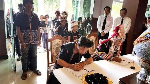 ชาวเขาเผ่าอาข่าเดินทางร่วมแสดงความอาลัย ในหลวง ร.9 ที่ศาลากลาง จ.แพร่