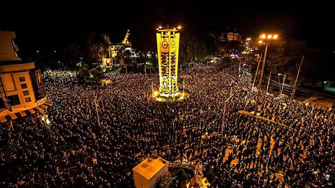 ชาวตรัง นัดผ่านโซเชียลรวมตัววงเวียนหอนาฬิกา จุดเทียน-ร้องเพลงสรรเสริญฯ